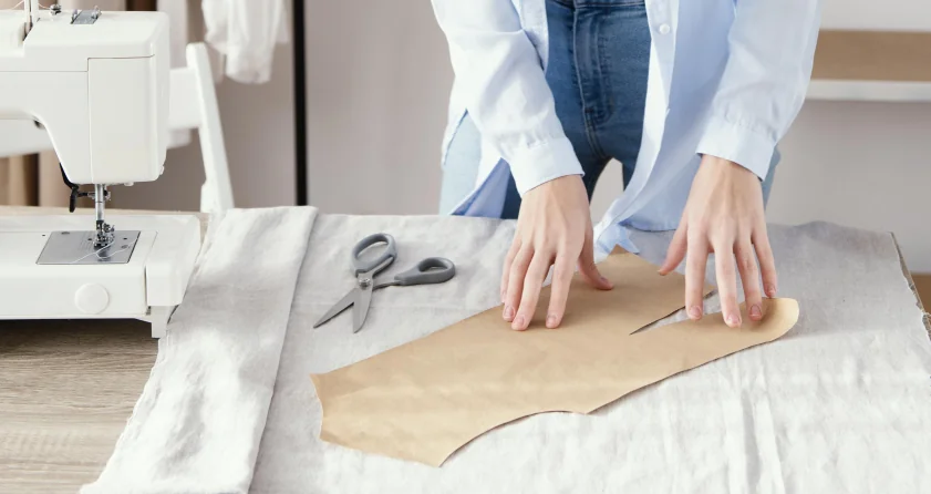 mujer consiendo patron